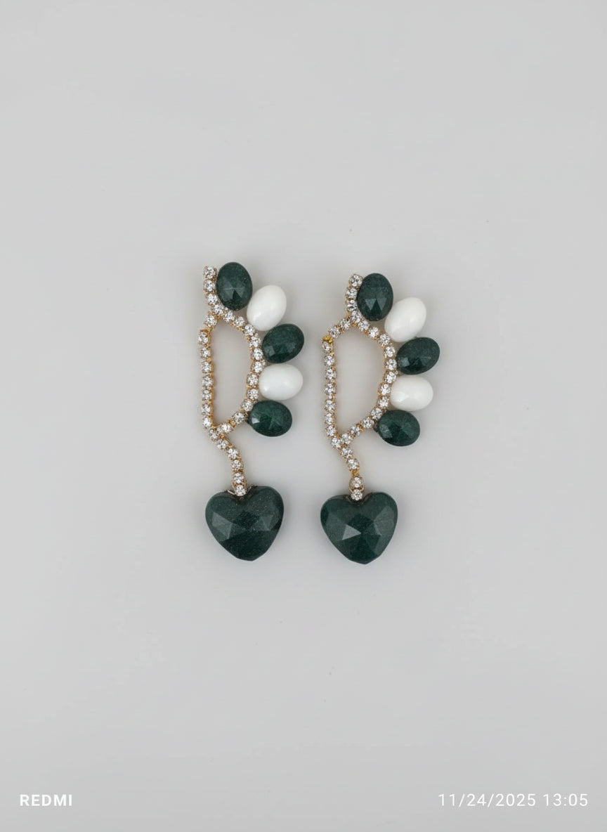 Pair of earrings with heart-shaped stones