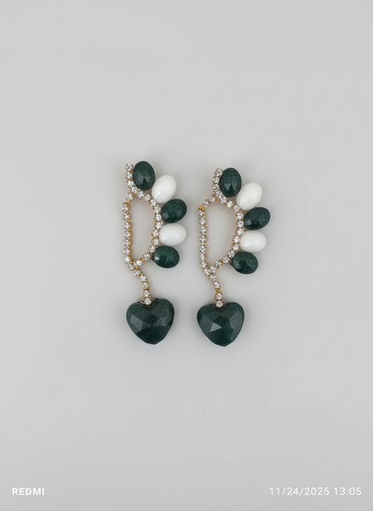 Pair of earrings with heart-shaped stones 